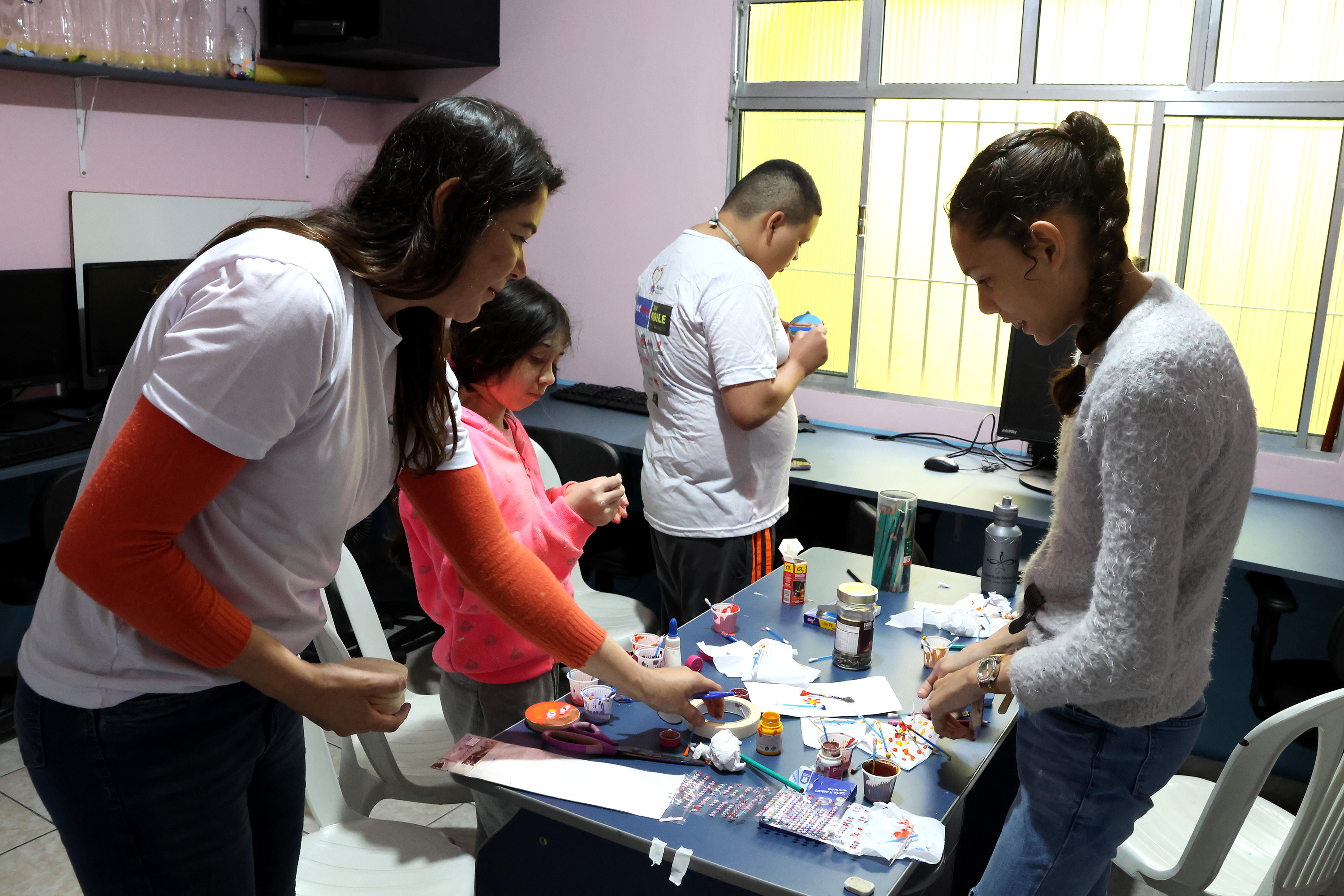 Crianças participando de atividades culturais e educativas no projeto Harmonia