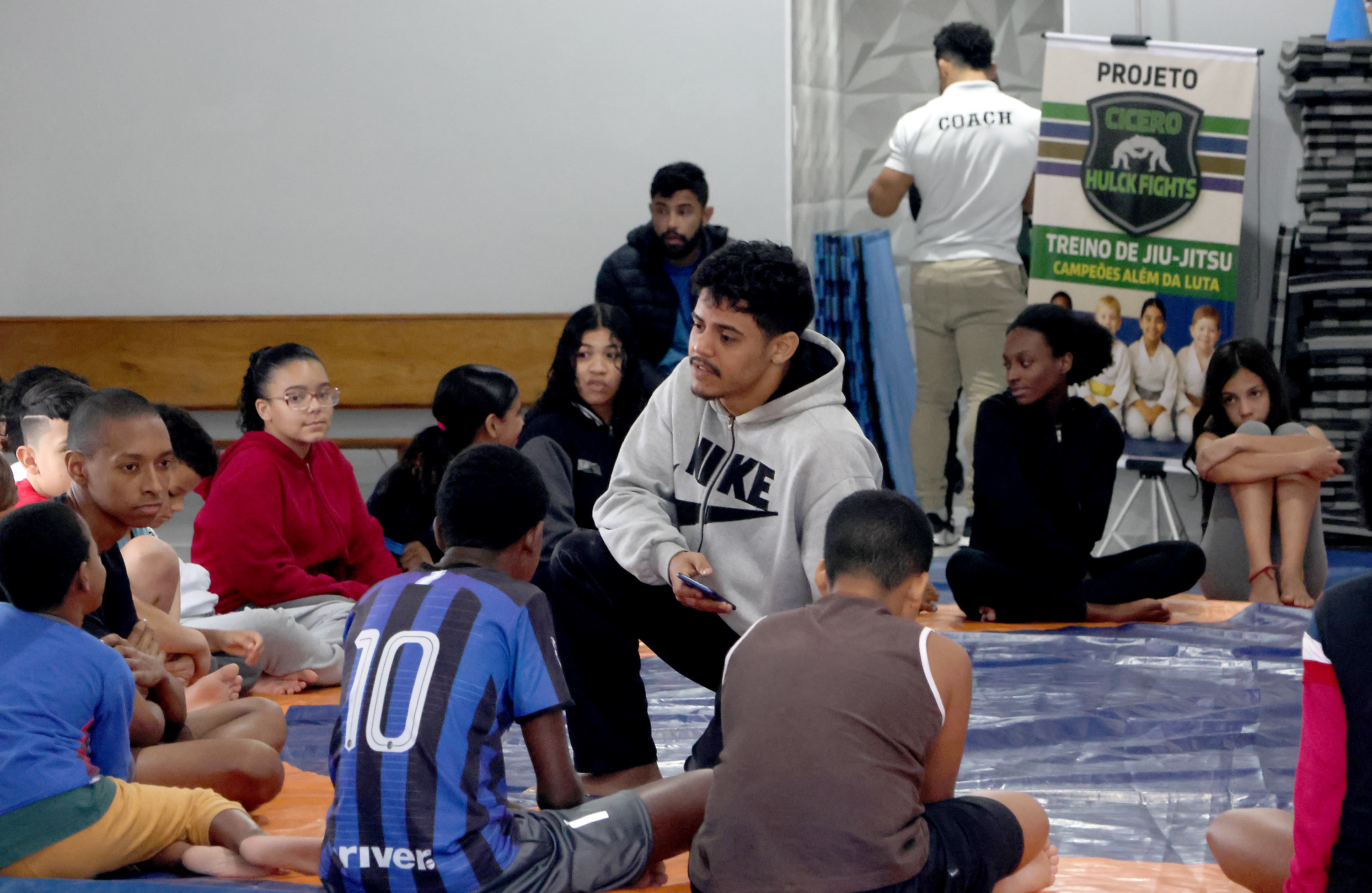Crianças e adolescentes participando de aula de Wrestling no projeto Campeões Além da Luta da ONG Hulck Fights