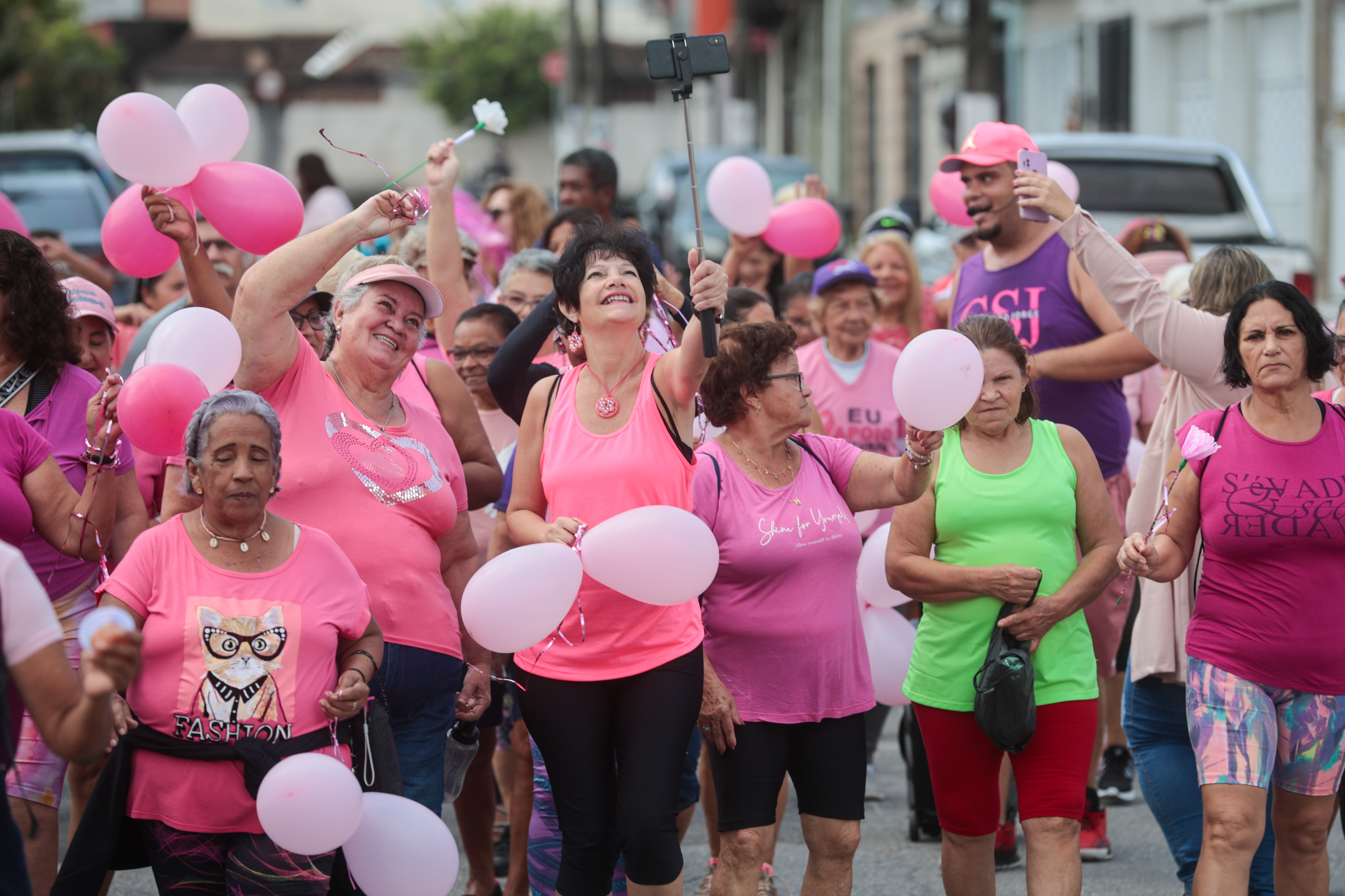 Vestindo rosa, frequentadores do Conviver e da Usafa São Jorge, foram às ruas passar a mensagem da importância da detecção precoce do câncer de mama. Fotos Fred Casagrande/Prefeitura de Praia Grande